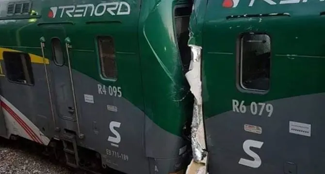 Scontro frontale tra treni sulla linea Milano-Asso, feriti