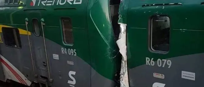 Scontro frontale tra treni sulla linea Milano-Asso, feriti
