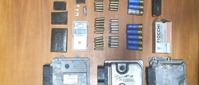 Catanzaro, munizioni e droga in un deposito scavato nel terreno