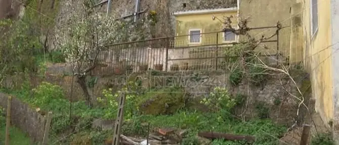 Neonato sepolto in giardino, rintracciata la madre: è una 22enne moldava