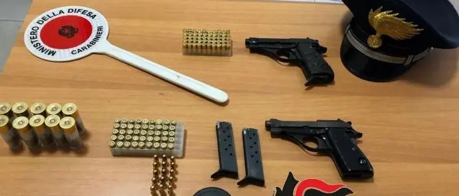 Armi nel giardino di casa, ai domiciliari padre e figlio nel Vibonese