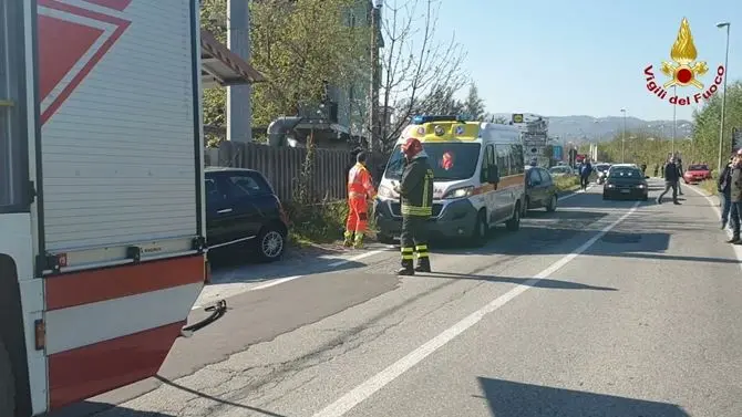 Auto finisce fuori strada nella zona industriale di Zumpano