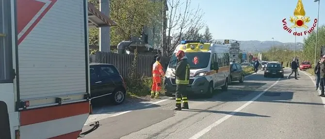 Auto finisce fuori strada nella zona industriale di Zumpano