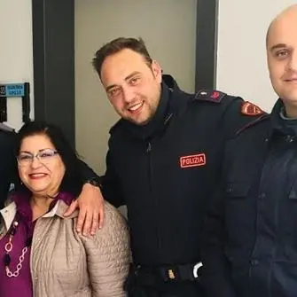 Rubano un motorino e due borse, rintracciati e costretti alla fuga dalle volanti