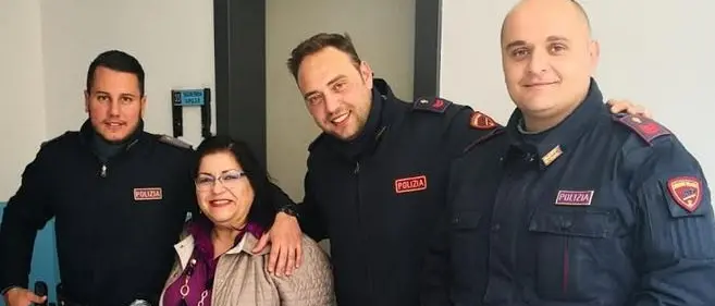 Rubano un motorino e due borse, rintracciati e costretti alla fuga dalle volanti