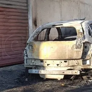 Auto in fiamme e spari contro garage, intimidazione ad assessore nel Vibonese