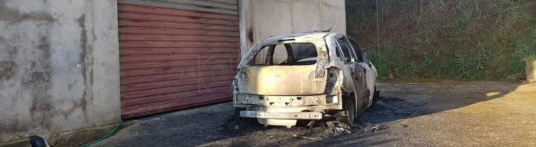 Auto in fiamme e spari contro garage, intimidazione ad assessore nel Vibonese