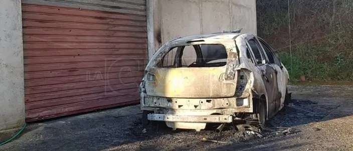 Auto in fiamme e spari contro garage, intimidazione ad assessore nel Vibonese