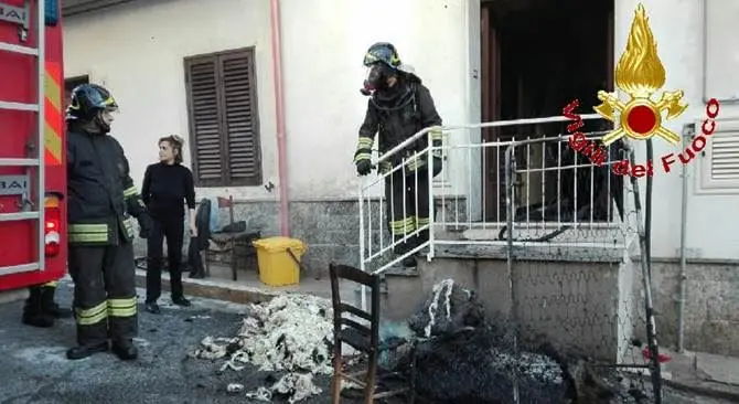 Incendio in un'abitazione nel Vibonese, ferito 81enne