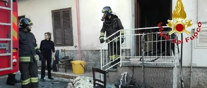 Incendio in un'abitazione nel Vibonese, ferito 81enne