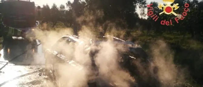 Si incendia un'auto in transito, salvi il conducente e il passeggero