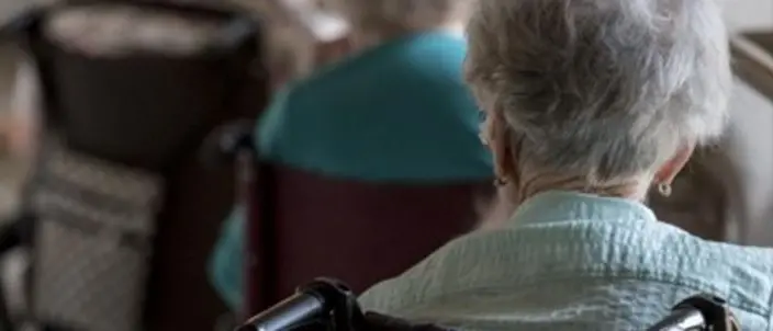 Anziani derisi, picchiati e minacciati nella casa di riposo di Settingiano: arrestati sanitari