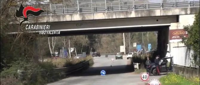 Litigano e uno dei due investe l’altro abbandonandolo nel bosco