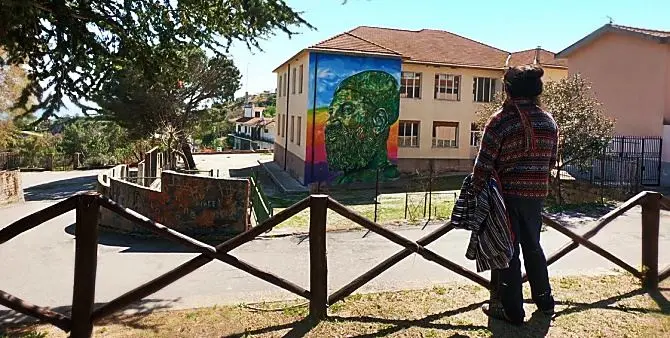 Il sogno del guerriero, a Riace un murales omaggia Mimmo Lucano