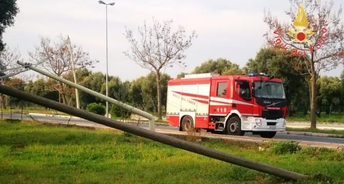 Lamezia, cercano di rubare cavi di rame abbattendo i pali della rete telefonica