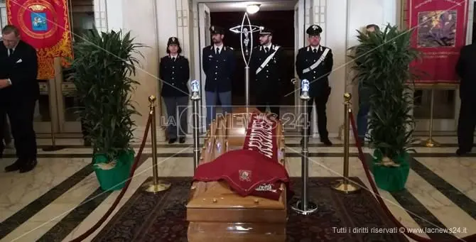 Lutto cittadino per la morte di Battaglia, al Cilea la camera ardente