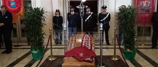 Lutto cittadino per la morte di Battaglia, al Cilea la camera ardente