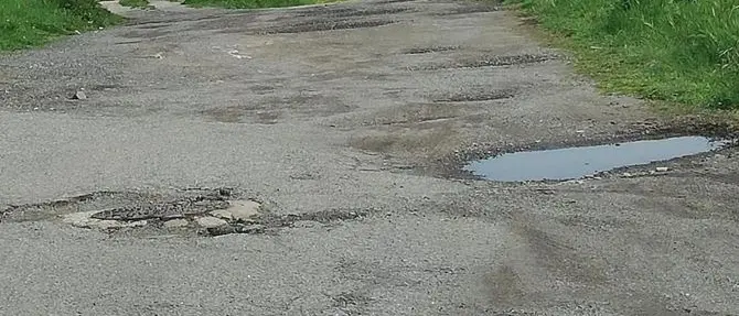 Strade groviera a Castrolibero, l'opposizione denuncia: «Regna il degrado»