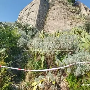 Cadavere decapitato a Simeri, oggi l'autopsia sul corpo