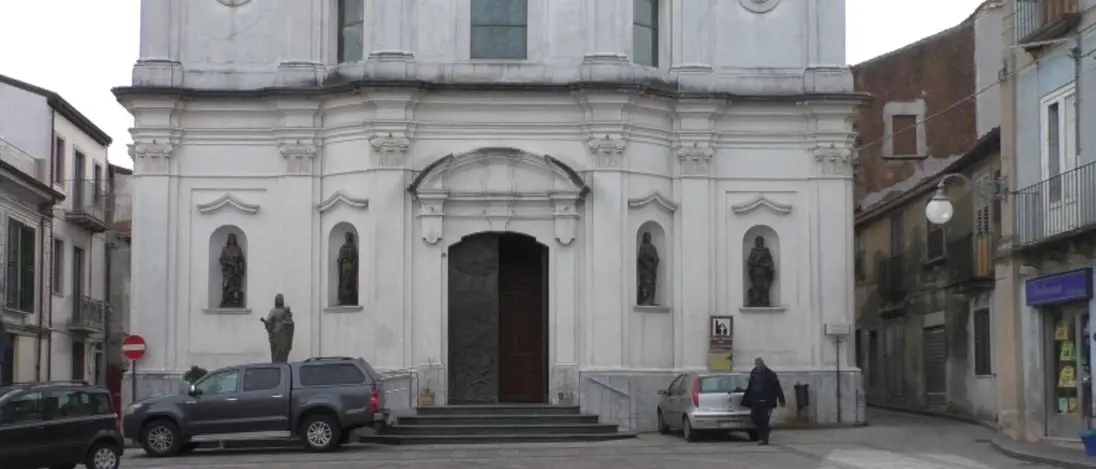 «Niente so»: indagato il prete che avrebbe nascosto la violenza sessuale