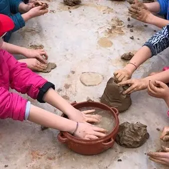 Bimbi a Gerocarne, tra argilla e forni antichi: tutti vasai per un giorno