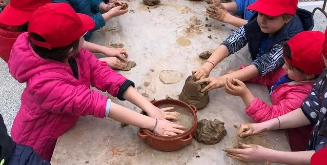 Bimbi a Gerocarne, tra argilla e forni antichi: tutti vasai per un giorno