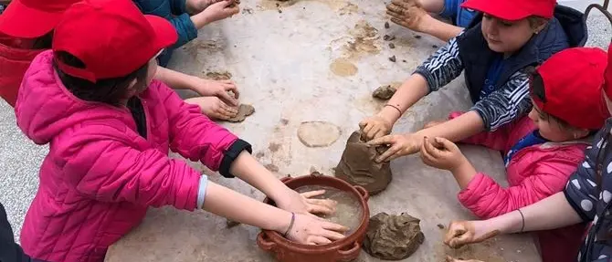 Bimbi a Gerocarne, tra argilla e forni antichi: tutti vasai per un giorno
