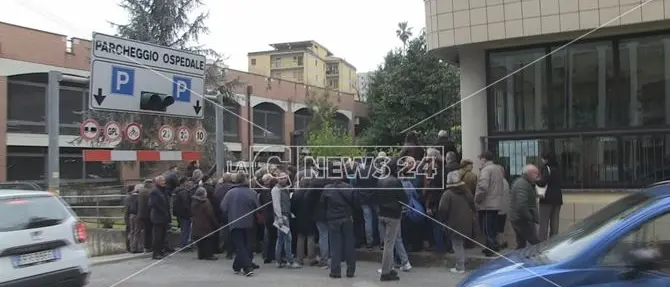 I dannati del ticket: in coda quando è ancora notte per ottenere l’esenzione