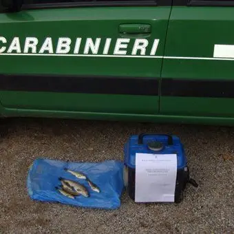 Pescavano abusivamente con la corrente elettrica a Simeri