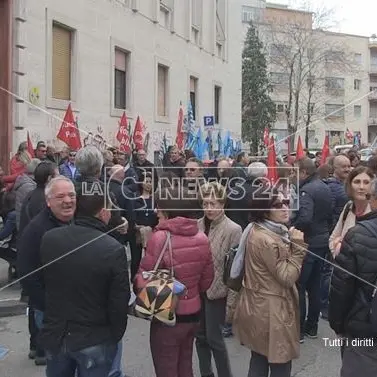 Mancano medici e infermieri, a Cosenza protestano i lavoratori della sanità