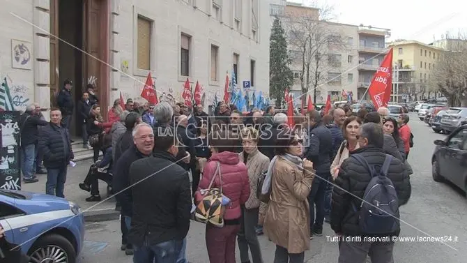 Mancano medici e infermieri, a Cosenza protestano i lavoratori della sanità