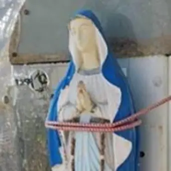 Un telefono… della Madonna: la vecchia cabina diventa cappella votiva