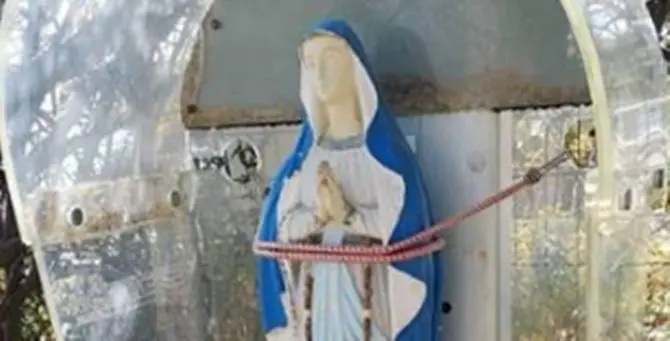 Un telefono… della Madonna: la vecchia cabina diventa cappella votiva