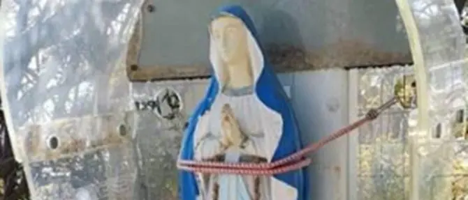 Un telefono… della Madonna: la vecchia cabina diventa cappella votiva