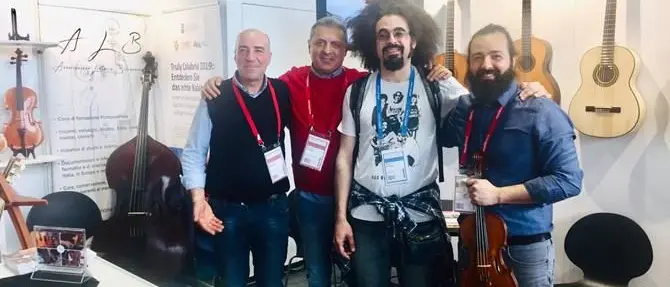 Caparezza stregato dai maestri liutai di Bisignano