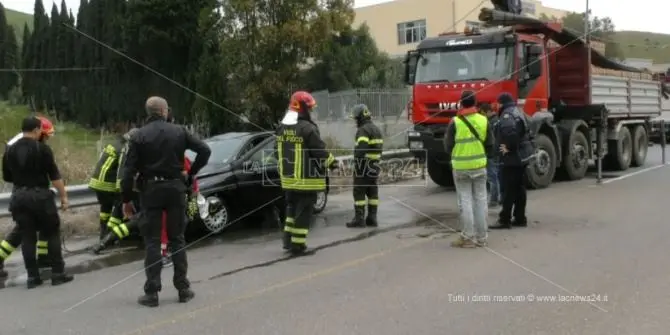 Incidente mortale a Catanzaro, 47enne finisce in un canale con l'auto