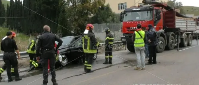 Incidente mortale a Catanzaro, 47enne finisce in un canale con l'auto