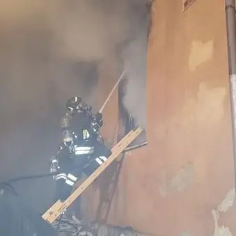 Incendio scoppia nel cantiere di una scuola ad Amato, non esclusa la pista dolosa