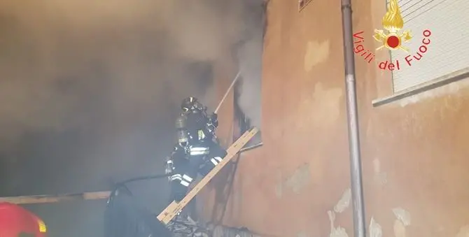 Incendio scoppia nel cantiere di una scuola ad Amato, non esclusa la pista dolosa