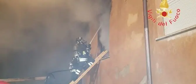 Incendio scoppia nel cantiere di una scuola ad Amato, non esclusa la pista dolosa