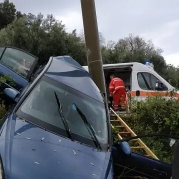 Esce fuori strada e impatta contro un palo, un ferito a Lamezia