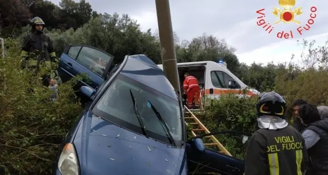 Esce fuori strada e impatta contro un palo, un ferito a Lamezia