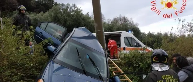 Esce fuori strada e impatta contro un palo, un ferito a Lamezia