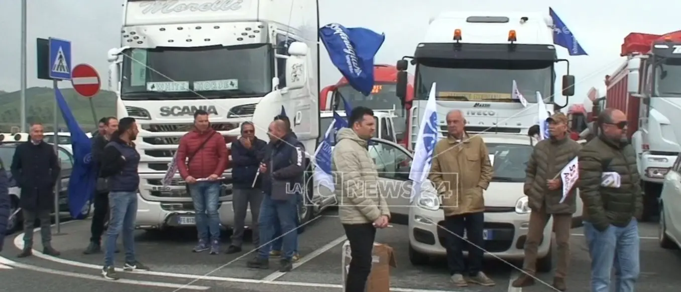 SS 106, la protesta: «Crotone-Catanzaro in due ore anziché mezza»