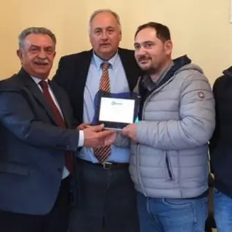 Il paese si spopola ma il bar resiste, premiato il proprietario: «È un eroe»
