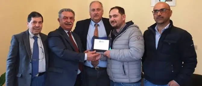 Il paese si spopola ma il bar resiste, premiato il proprietario: «È un eroe»