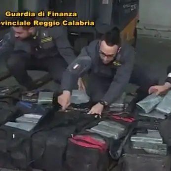 Sequestrati 450 chili di cocaina a Gioia Tauro: avrebbe fruttato 90 milioni