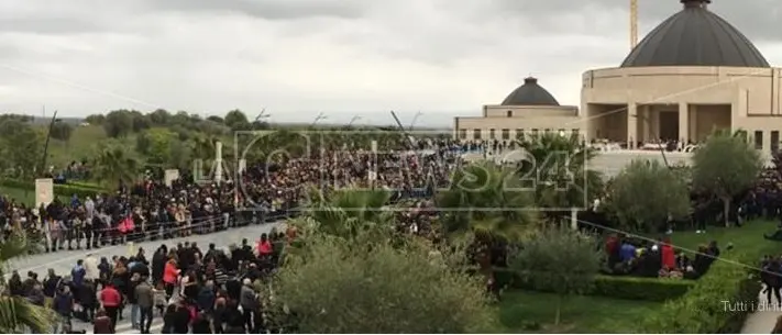 Paravati abbraccia i figli spirituali di Natuzza, in migliaia per l'avvio della causa di beatificazione
