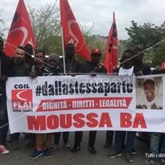 L'ultimo saluto a Moussa Ba morto a febbraio nel rogo della baraccopoli