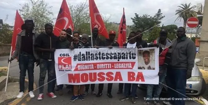 L'ultimo saluto a Moussa Ba morto a febbraio nel rogo della baraccopoli